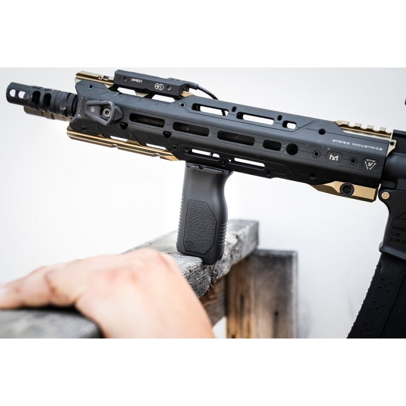 Impugnatura frontale ANGLED VERTICAL con passa cavi M-LOK - Strike Industries®